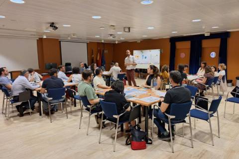 Fernando García exponiendo los objetivos del proyecto durante el taller ciudadano.